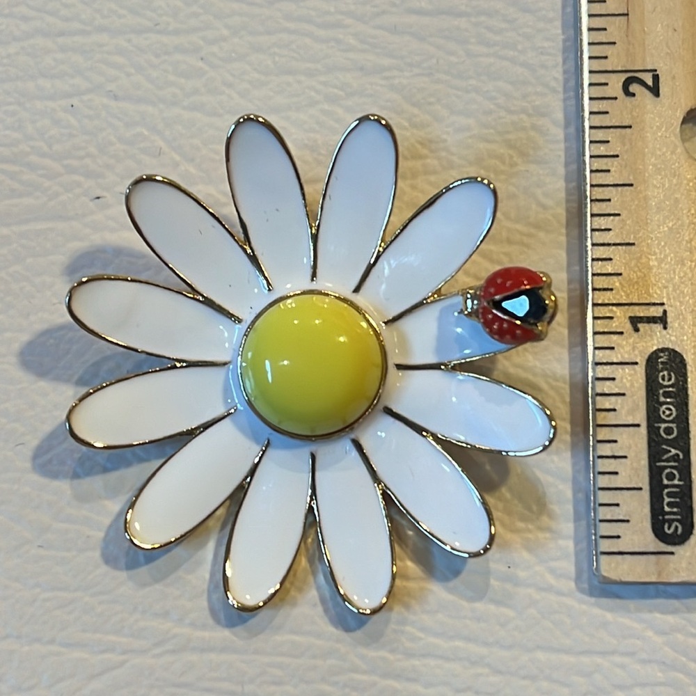 Daisy with Ladybug Brooch - Picture 4 of 4